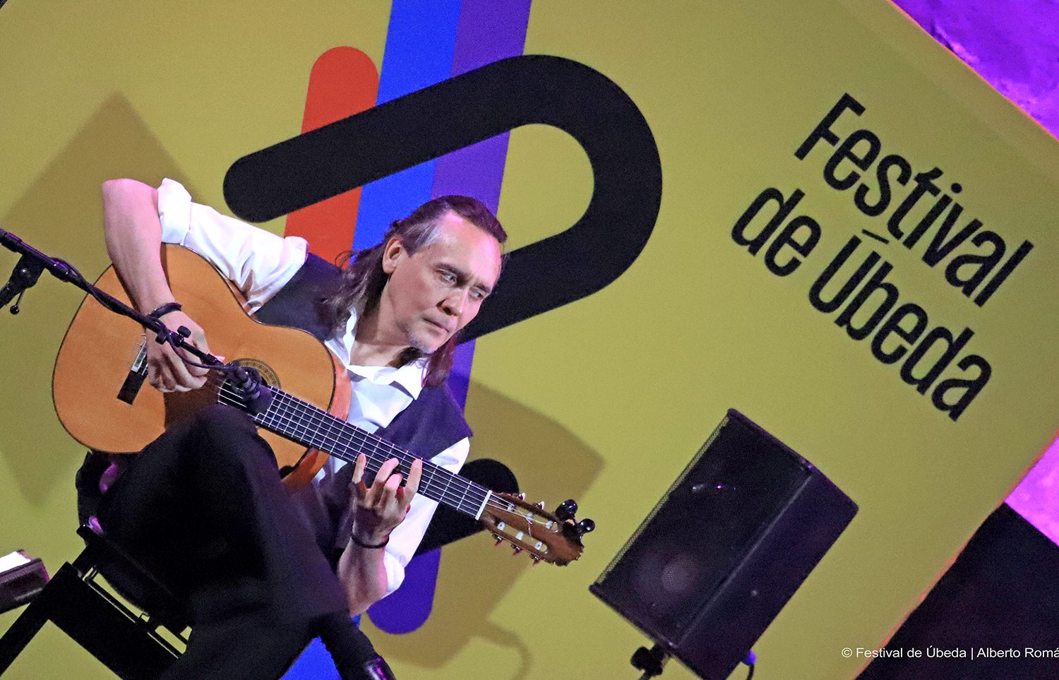 El guitarrista Vicente Amigo, que recibió la Medalla de Oro del evento, abrió este viernes el Festival de Úbeda con lleno total