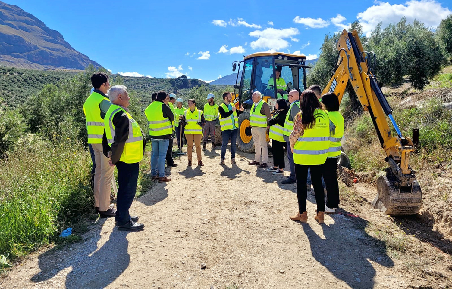La delegada Soledad Aranda realiza una visita técnica a las obras del camino rural ‘Cerros del Pino’, en Bedmar y Garcíez