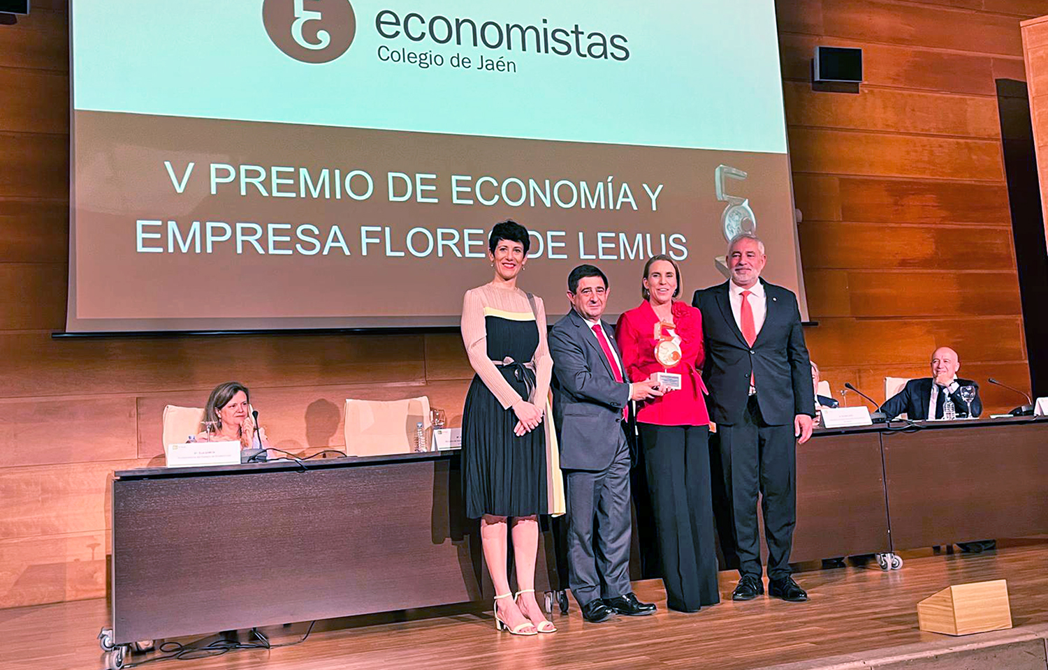 Reyes recoge el Premio Flores de Lemus concedido a la Fundación Estrategias por el Colegio de Economistas de Jaén