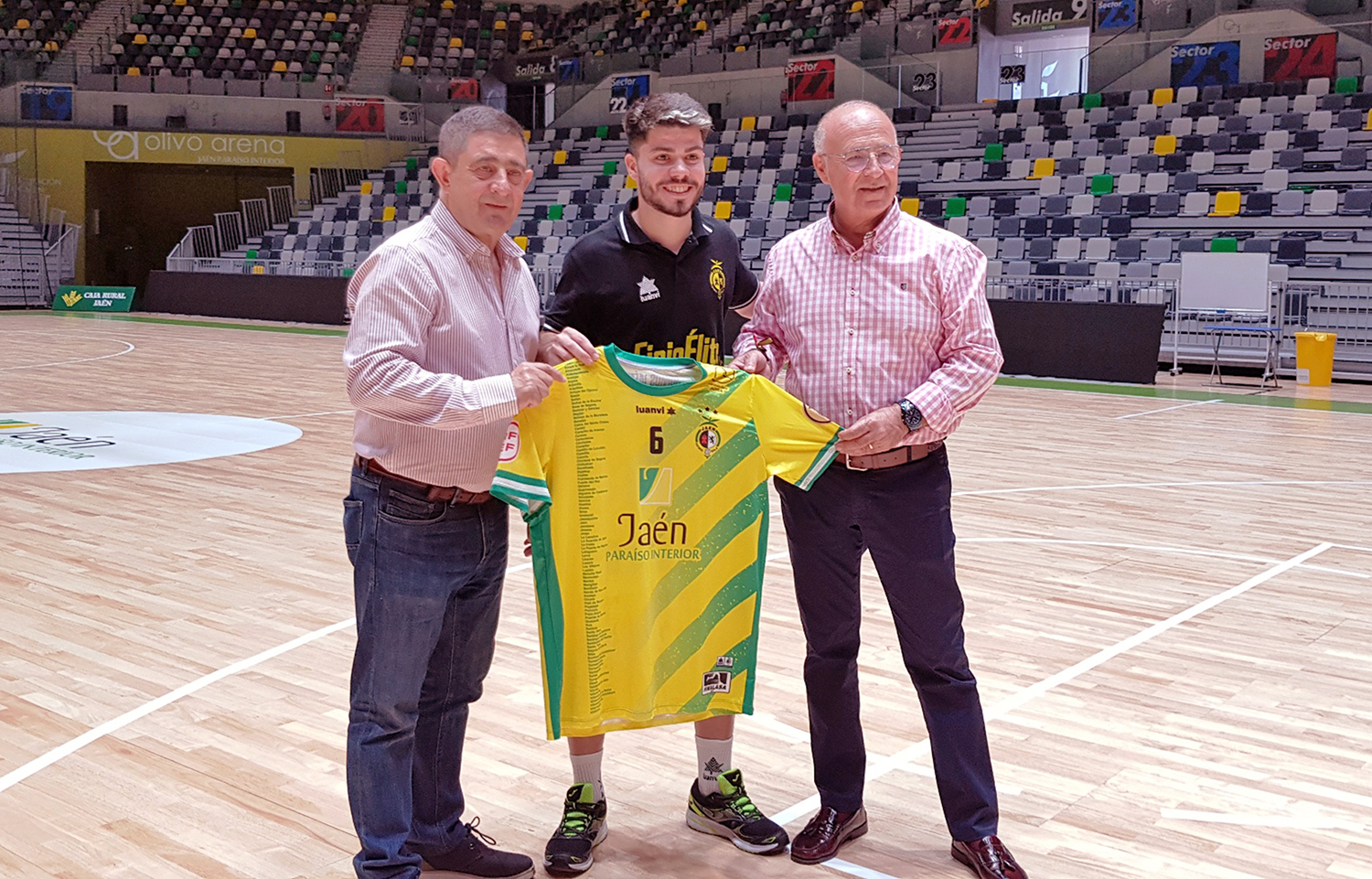 El presidente de Diputación, Francisco Reyes, participa en la presentación de Dani Zurdo como jugador del Jaén Paraíso Interior FS