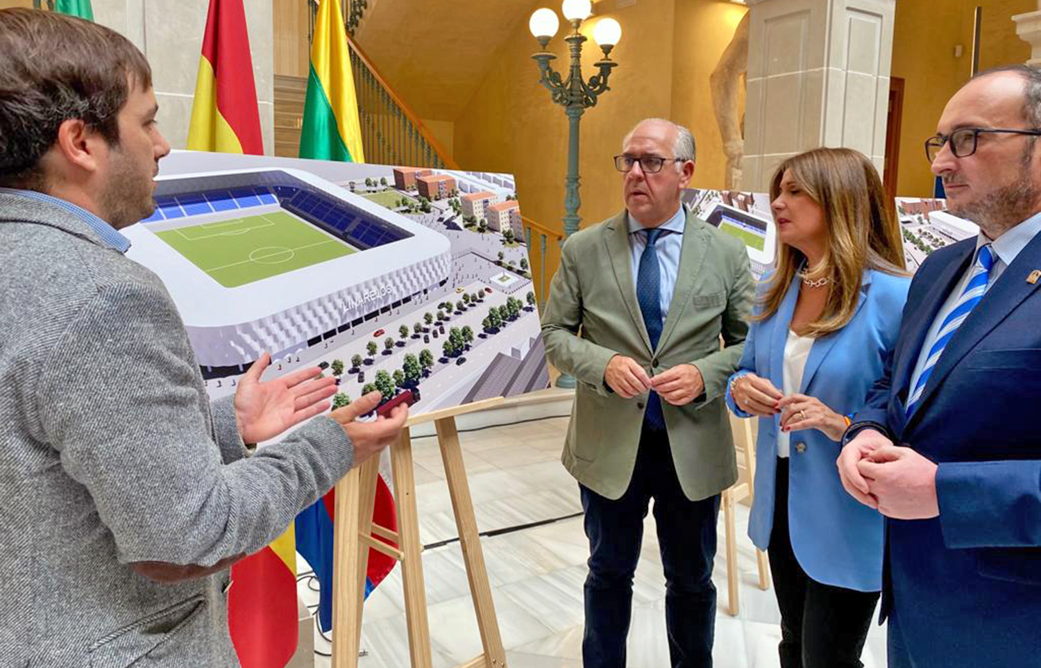 El delegado del Gobierno avala la remodelación del estadio de Linarejos como un proyecto transformador de Linares