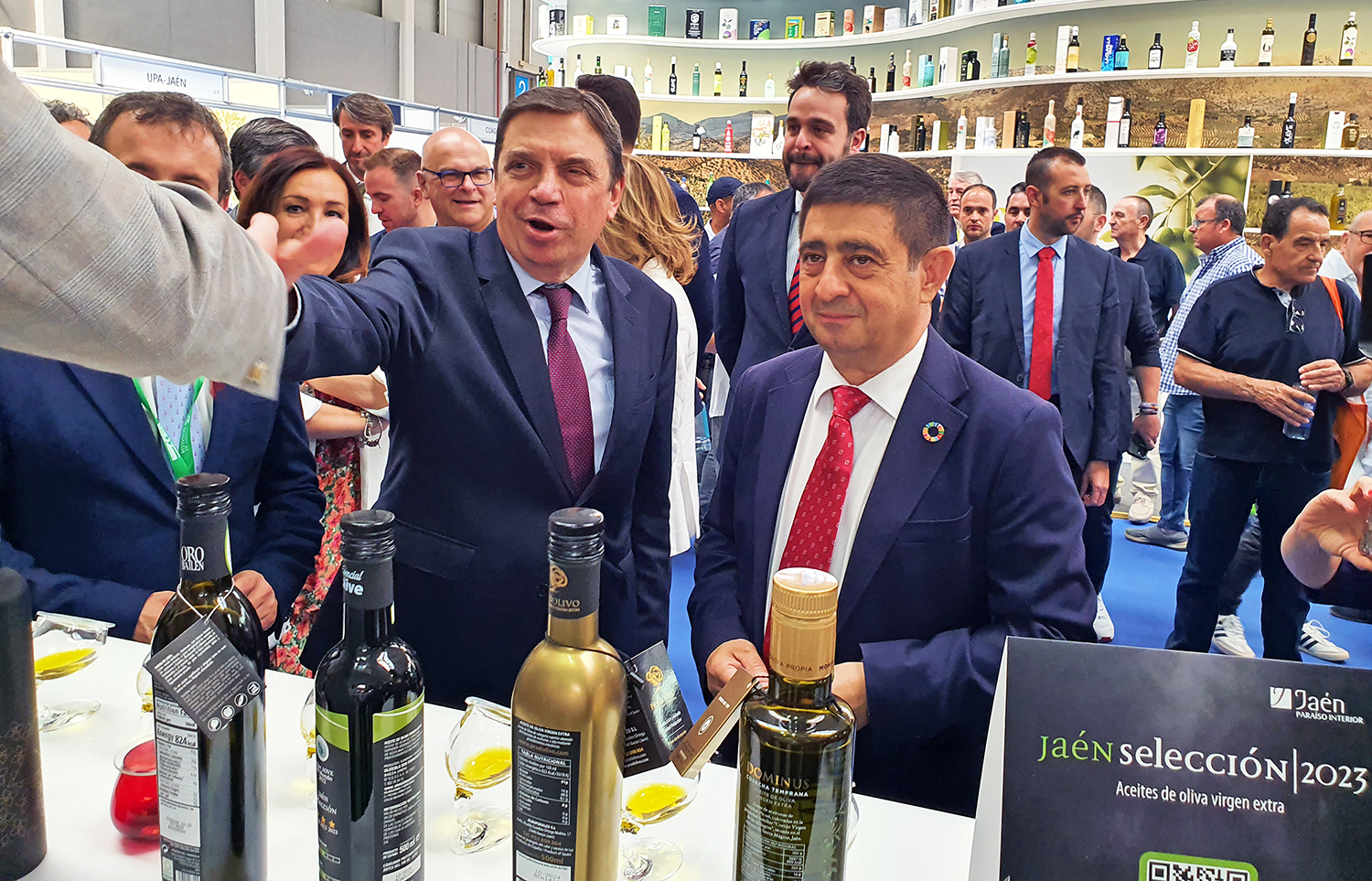 El ministro Luis Planas defiende la excelencia del aceite de oliva, “un alimento cuya calidad debemos preservar”, durante su visita a la Expoliva