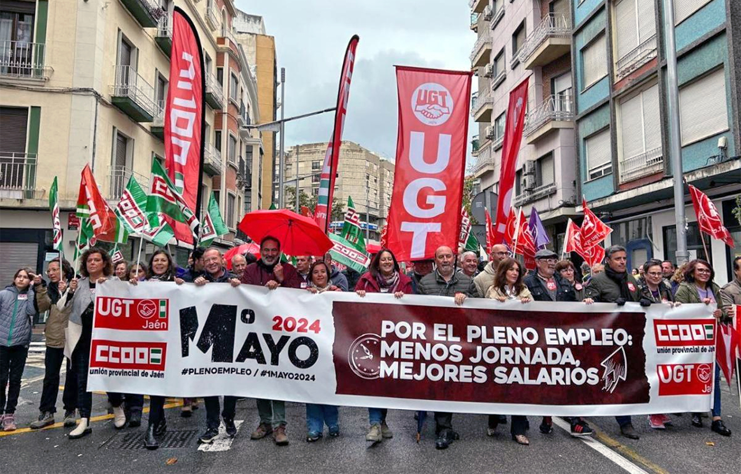 Varios cientos de personas desafían el frío y la lluvia en la tradicional manifestación del Primero de Mayo en la capital jienense