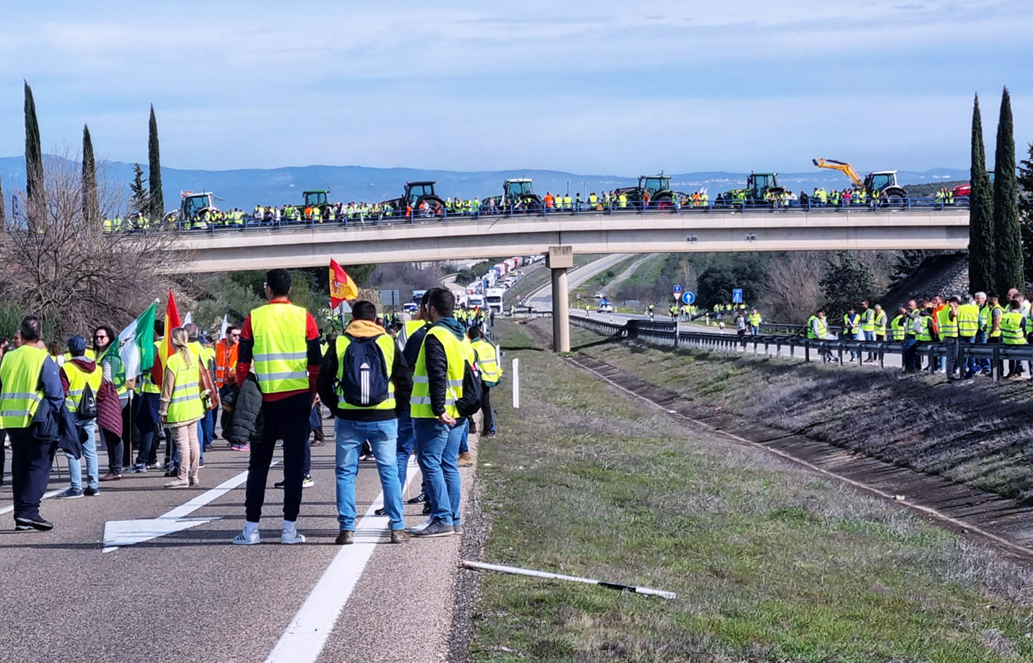 Las organizaciones agrarias convocantes califican de rotundo éxito la protesta de hoy en Jaén  al tener cortada la A4 durante tres horas